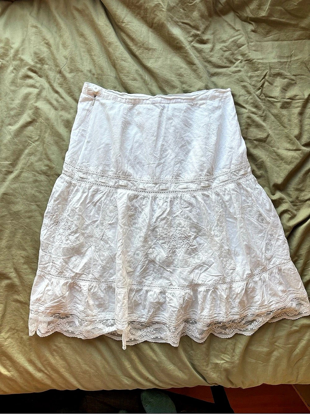 Chaudry Floral Lace Hem Mini Skirt in White Size Medium